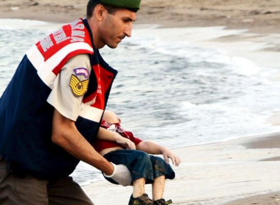 El pequeño Aylan, en brazos de uno de los voluntarios turcos.