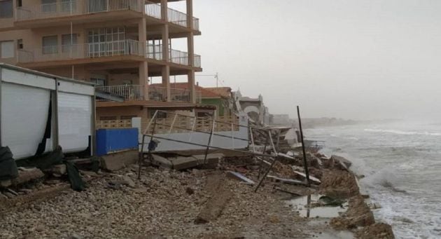 Casas arrasadas por la fuerza del temporal marítimo en Les Deveses