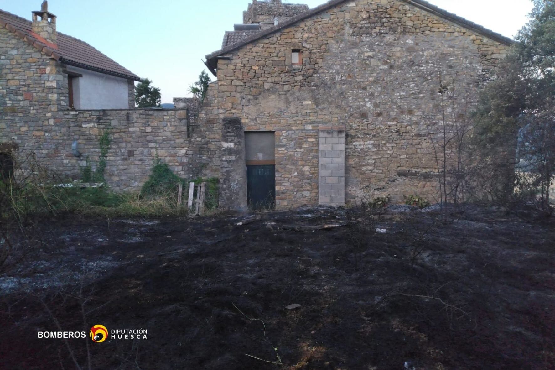 Los bomberos sofocan un incendio en Morillo de Monclús. Foto: Bomberos DPH