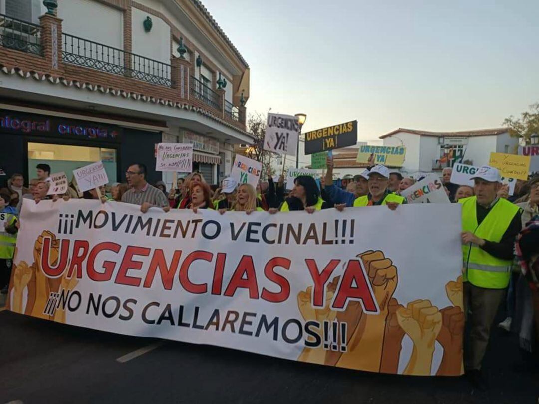 Vecinos de Churriana durante la manifestación de este viernes