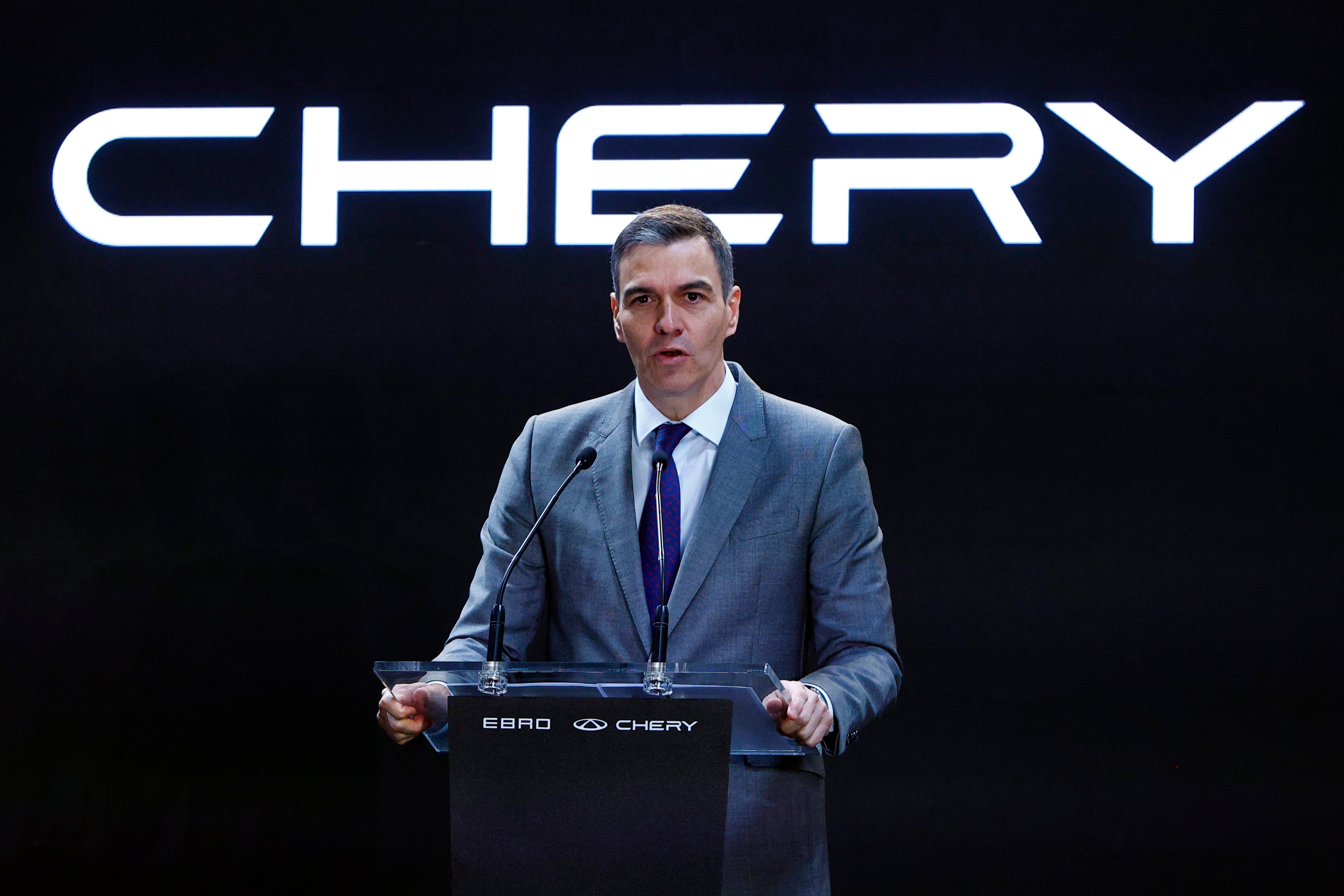 El presidente del Gobierno, Pedro Sánchez, interviene durante el acto de firma del acuerdo para el aterrizaje del grupo automovilístico chino Chery en las antiguas instalaciones de Nissan en Zona Franca de Barcelona.