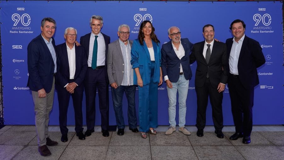 Ignacio Soto Pérez, Director General de la SER, José Antonio Cabornero, Director de la Red de emisoras de la Cadena SER, junto a Mónica Revilla,  directora de la   Cadena SER y los últimos cinco directores que han estado al frente de Radio Santander.