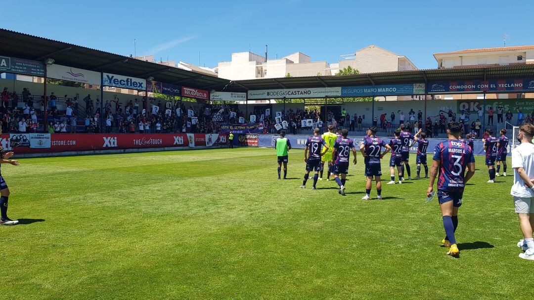 El Yeclano frente a la CurvaBar tras el descenso a Tercera RFEF