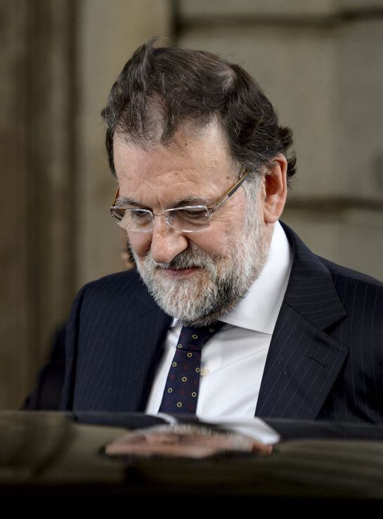 Spanish Prime Minister Mariano Rajoy leaves to attend a control session at the Spain&#039;s Lower House of the parliament in Madrid on May 27, 2015. The ruling Popular Party has warned that ejecting it from power following weekend regional and municipal electi