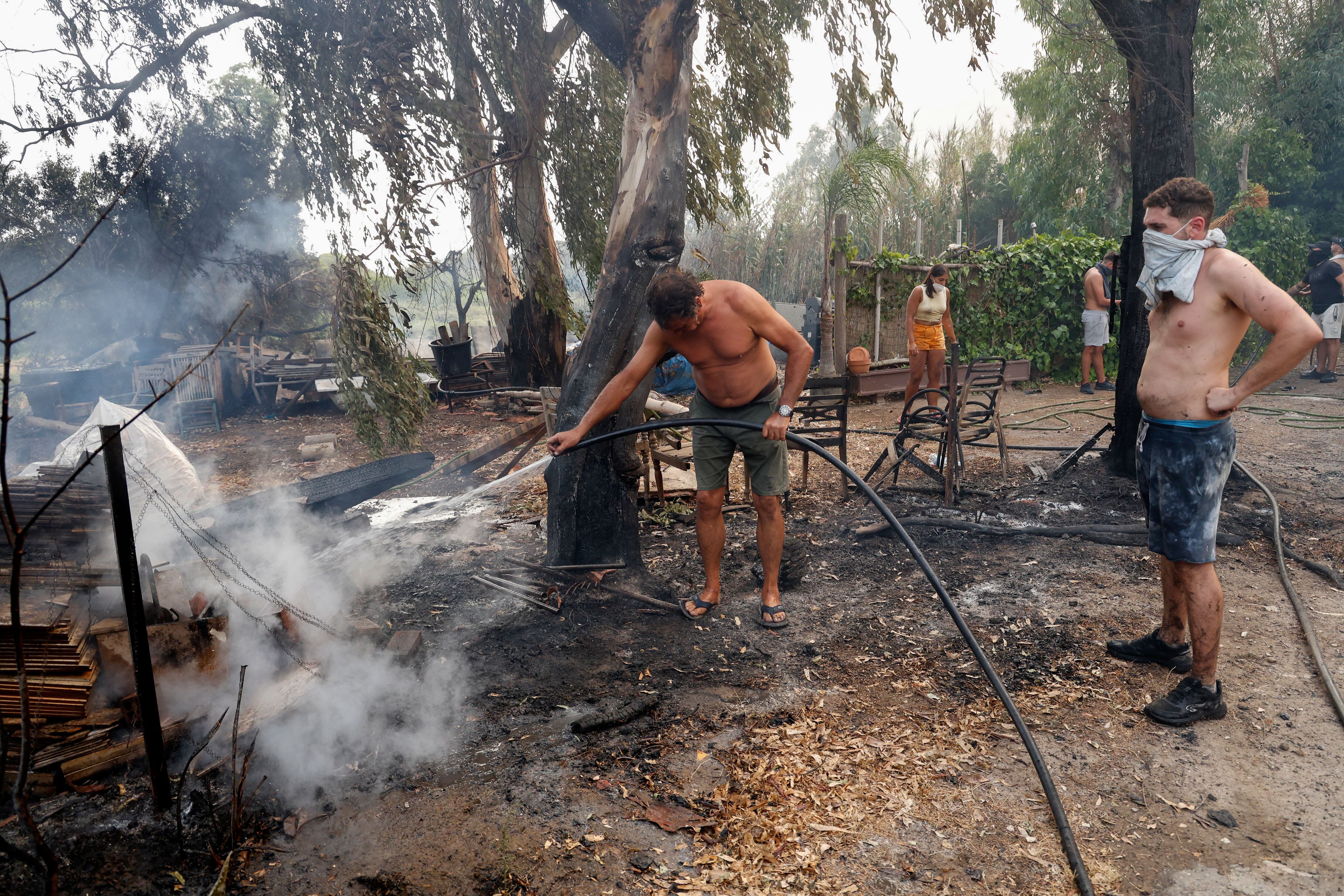 Incendio forestal declarado en el paraje de La Peña, en Tarifa (Cádiz). EFE/A.Carrasco Ragel.