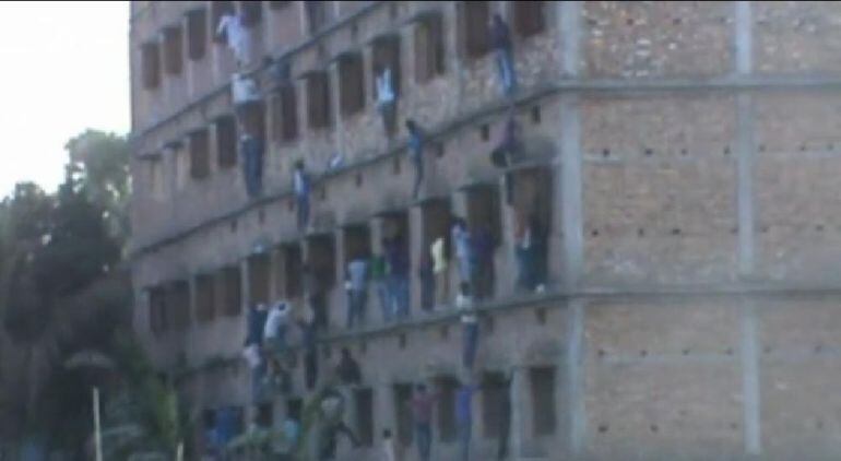 Momento en el que padres y amigos se encaraman a las paredes del colegio para pasar las respuestas del examen. 