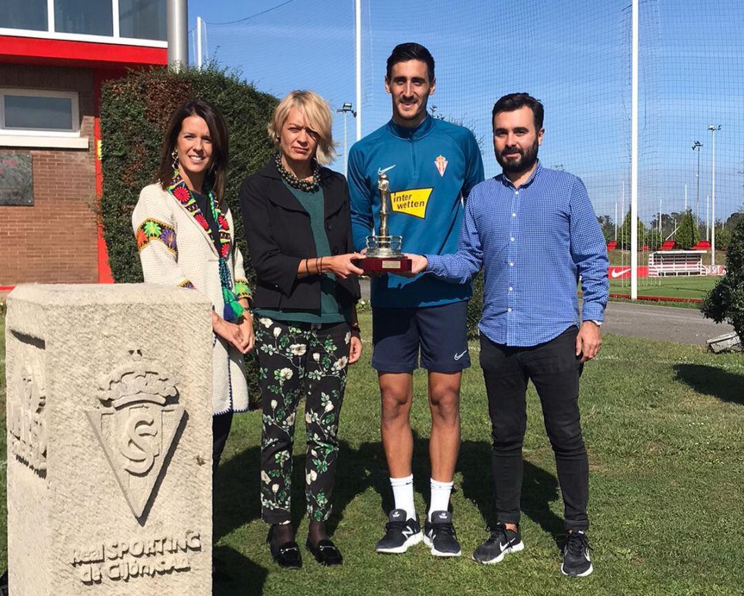 Diego Mariño recoge el trofeo de manos de Lucía Villaveirán (directora comercial de SER Gijón), Mari Paz Álvarez (directora CC Los Fresnos) y David González (jefe de Deportes de SER Gijón)