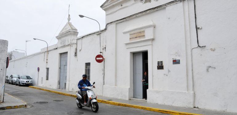 Fachada del cementerio de Cádiz donde en enero se prevé el inicio de las exhumaciones 