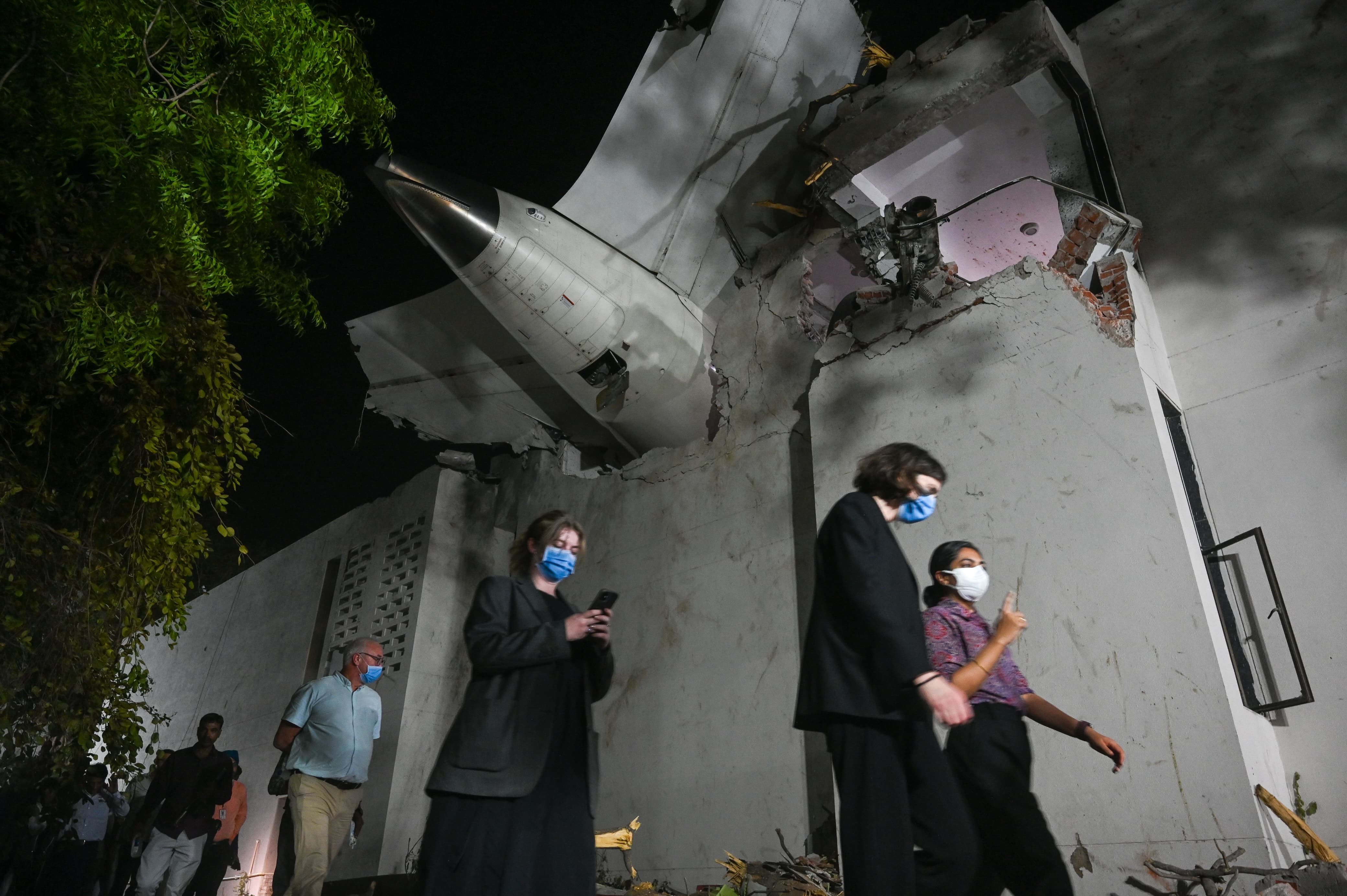 Un equipo de investigación en el lugar del accidente del vuelo de Air India, el 12 de junio de 2025 en Ahmedabad, India. El avión se estrelló contra una residencia médica. Raju Shinde/Hindustan Times.
