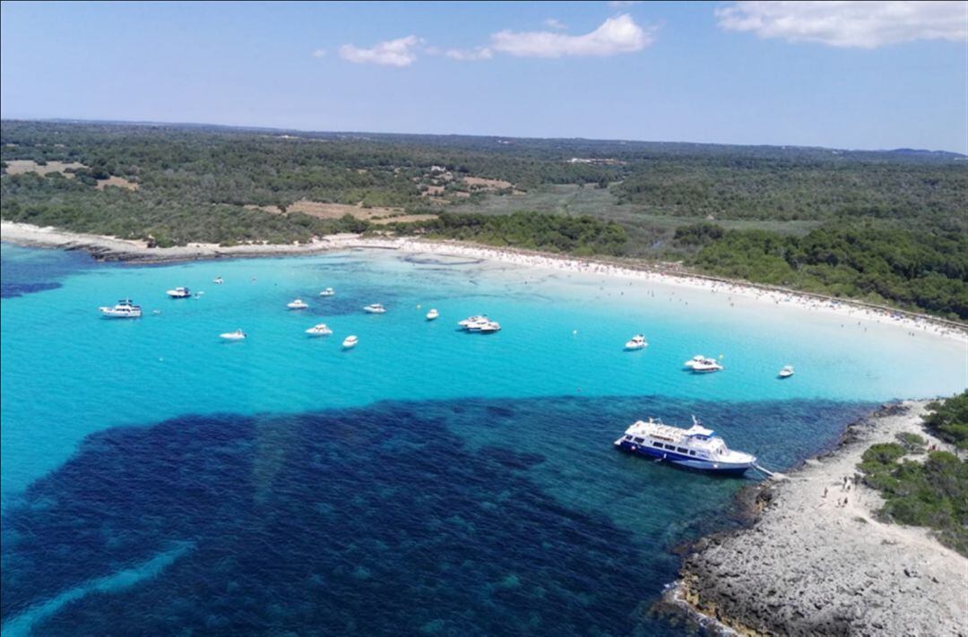 La transparencia de las aguas de Menorca facilita identificar donde no se debe fondear para proteger la posidonia.