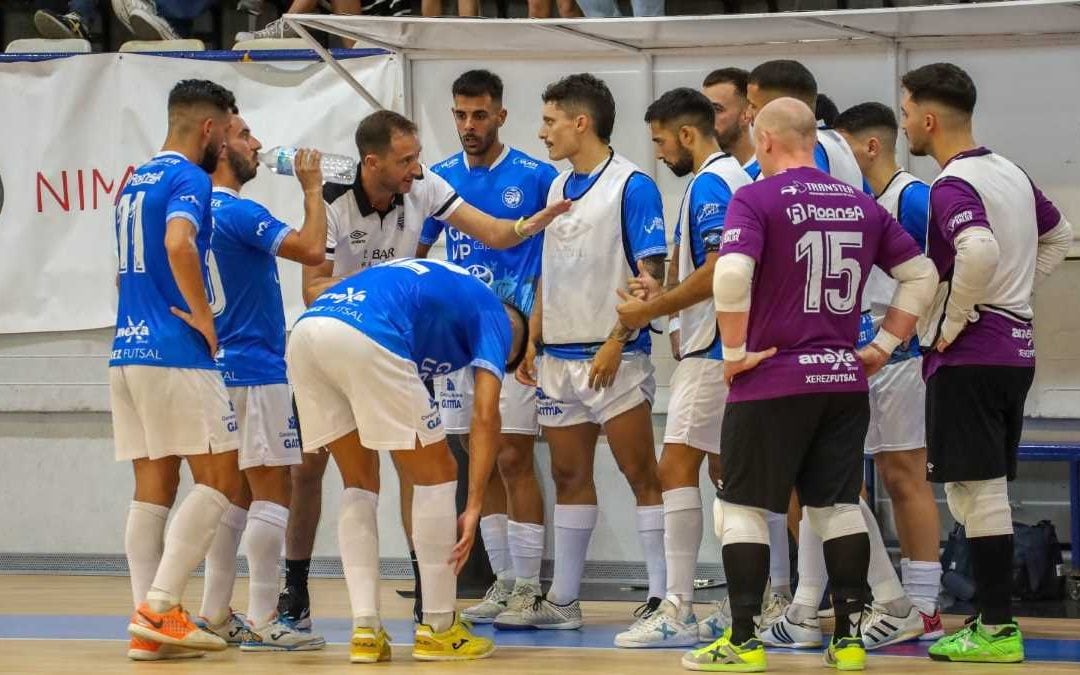 Isco Torres dando instrucciones a sus jugadores durante un partido