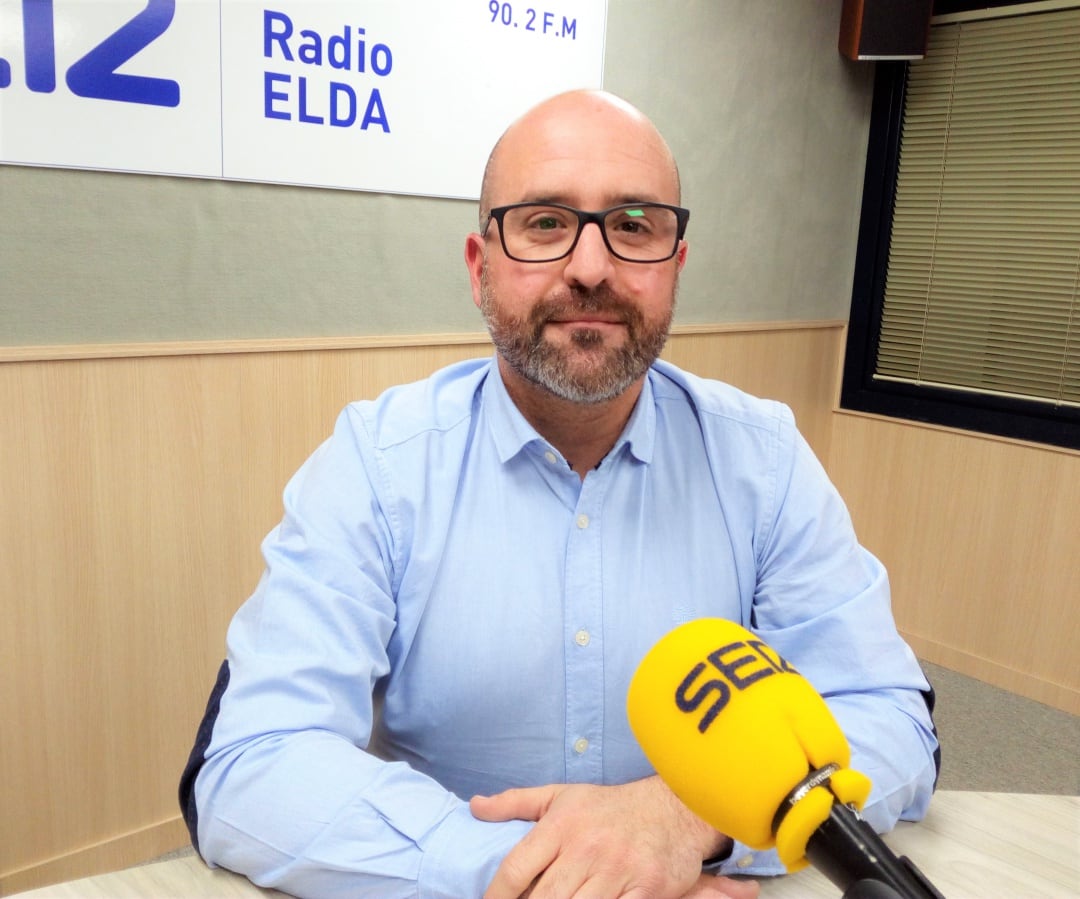 Paco Martí, voluntario de Cáritas Elda, durante la entrevista en Hoy por Hoy Elda Vinalopó