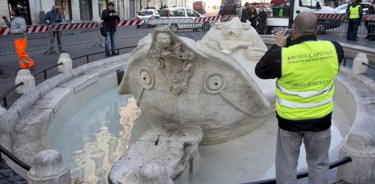 La fuente Barcaccia de la Plaza de España de Roma (Italia) ha sido uno de los monumentos afectados por los incidentes protagonizados por aficionados del Feyenoord.