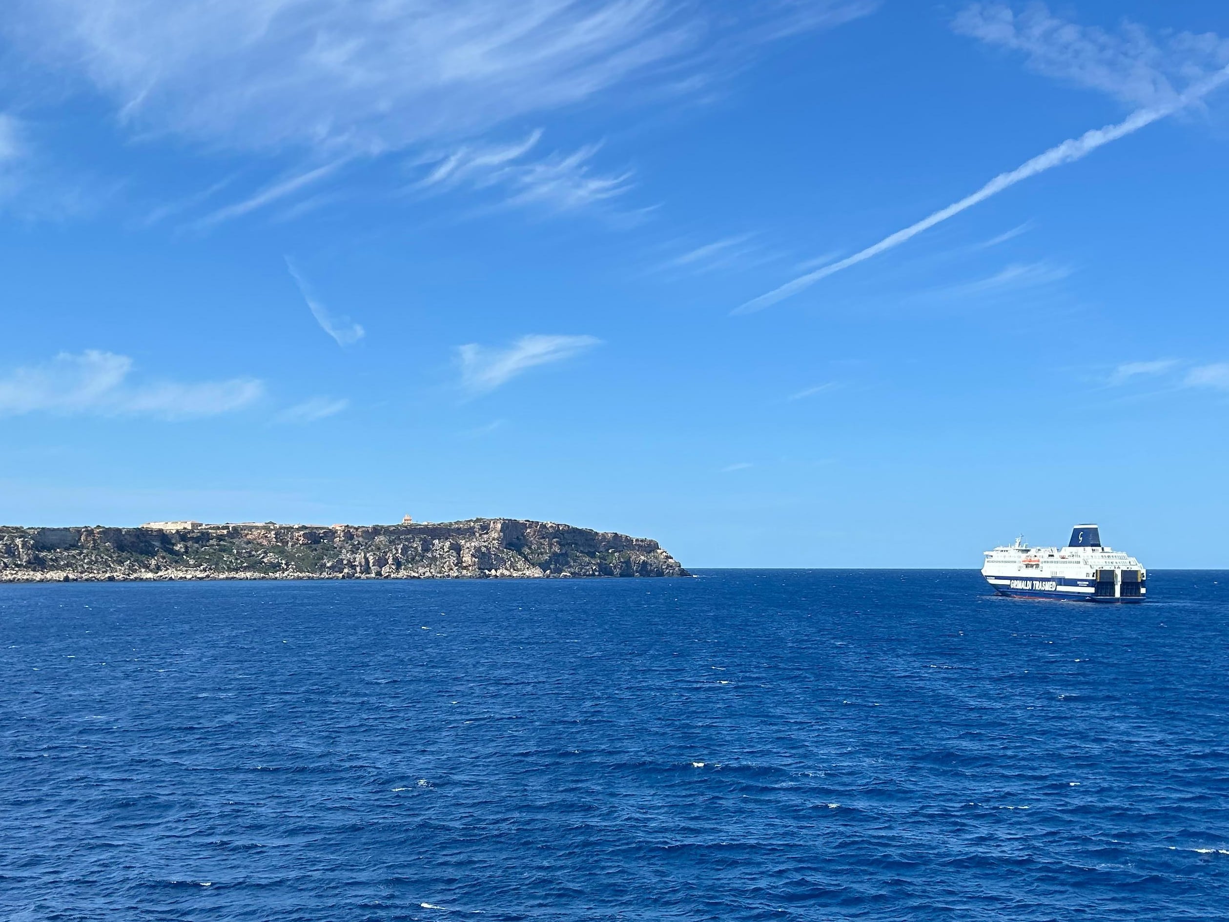 El Ciudad de Granada fondejat fora port