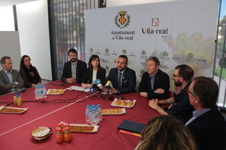 El alcalde de Vila-real, José Benlloch (centro), junto a los concejales de Economía, María Dolores Parra (izq) y el de Cultura, Eduardo Pérez (derecha).