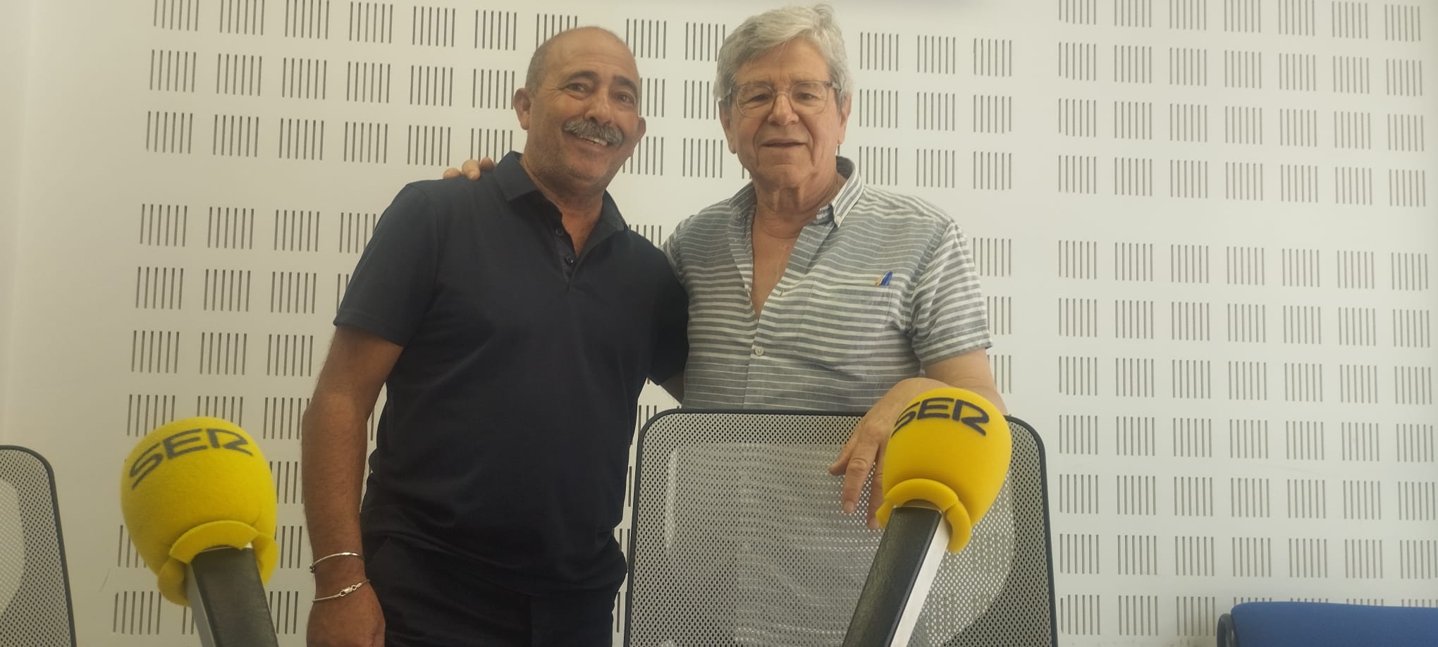 El pintor y poeta Pedro Rodríguez junto a Antonio García ex director de la Escuela de Arte León Ortega de Huelva