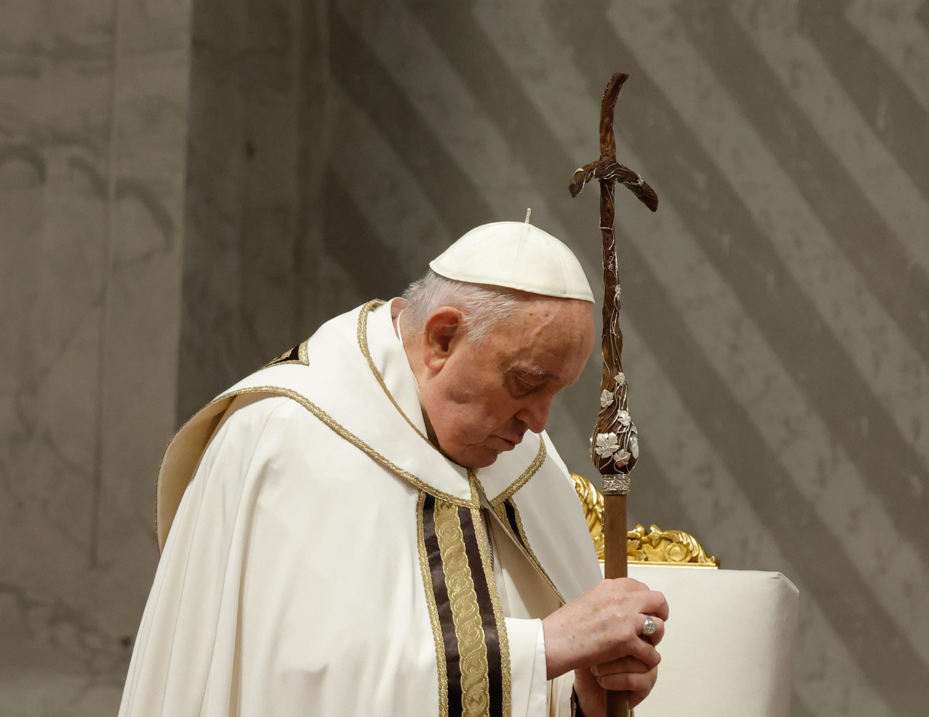 El Papa Francisco preside la Santa Misa Crismal el Jueves Santo en la Basílica de San Pedro de la Ciudad del Vaticano, este Jueves Santo.