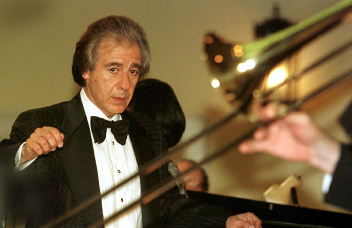 Fotografía de archivo del 17 de abril de 2005 del compositor Lalo Schifrin, durante una presentación en el Lincoln Center en Nueva York.