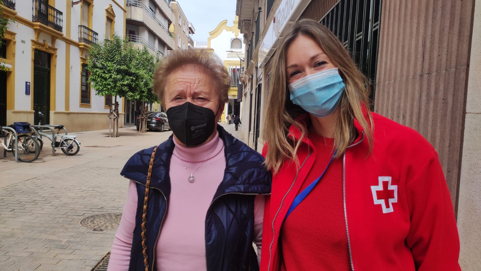 Ana Luna, usuaria de banca de Córdoba que se queja del trato que las entidades dan a sus clientes mayores de 65 años, acompañada de Amalia León, técnica de Cruz Roja, una de las entidades que forman a los mayores para recortar la brecha digital