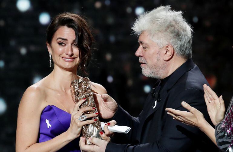 Penélope Cruz recibe el César de Honor del cine francés de manos de Almodóvar