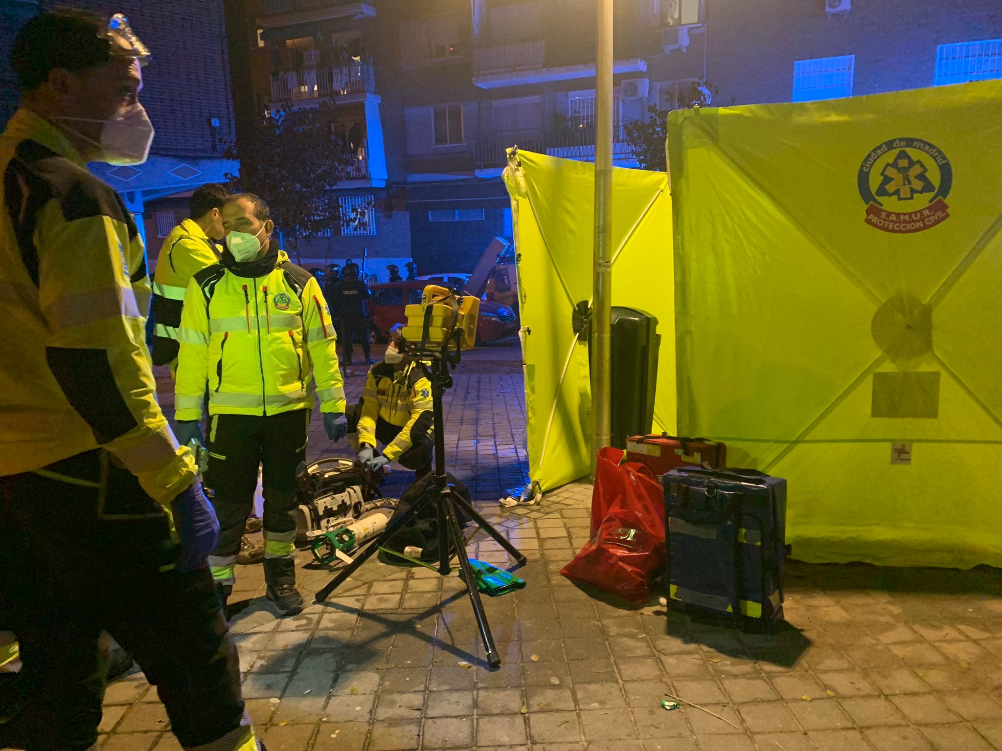 Fotografía cedida por Emergencias Madrid que muestra a paramédicos mientras atienden a los heridos por arma de fuego en el barrio Villaverde de Madrid (España).