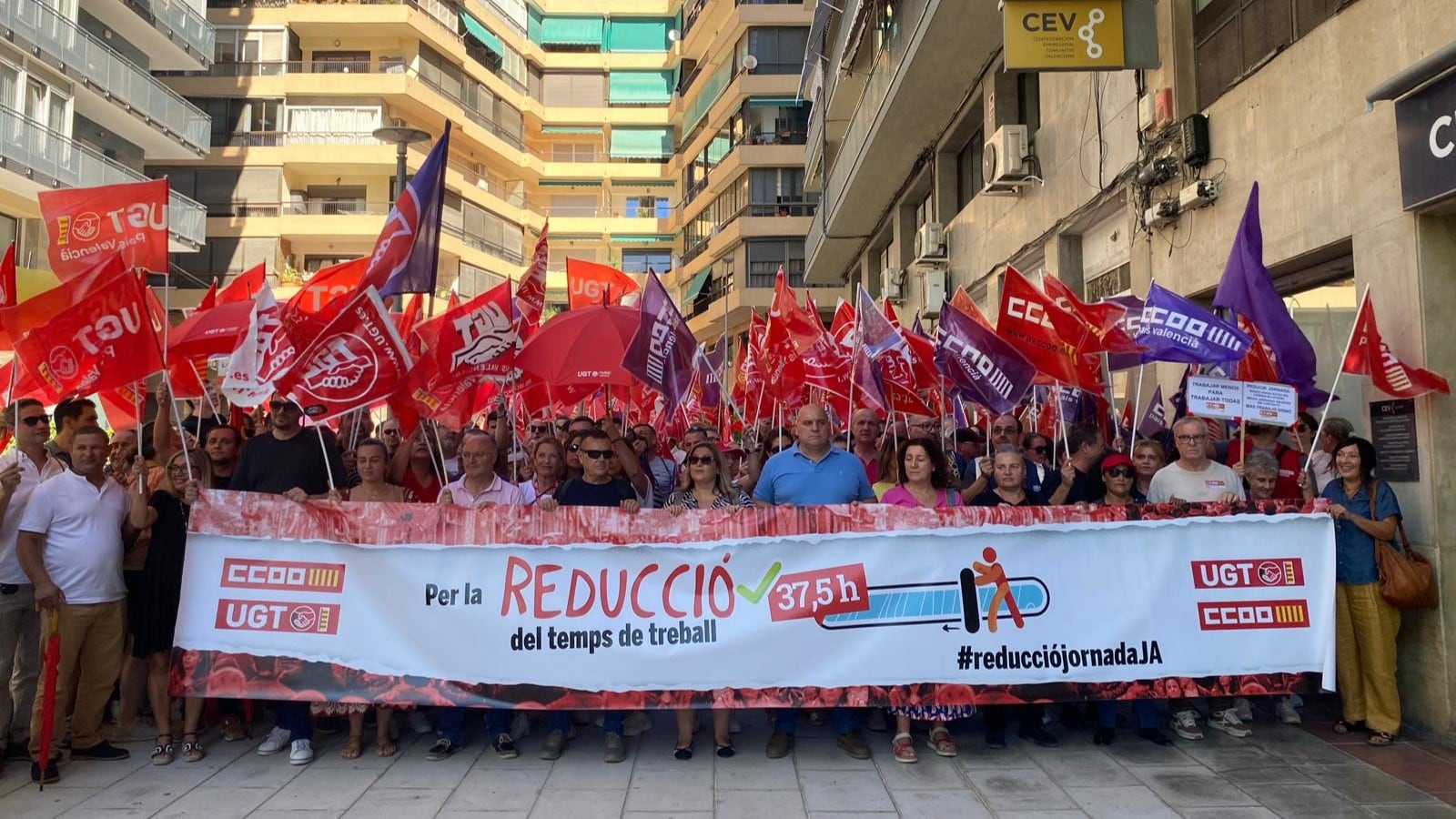 Representantes sindicales y trabajadores en las movilizaciones de este jueves, 26 de septiembre, ante las puertas de la CEV, la sede de la patronal Alicantina