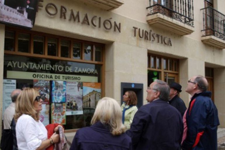 Oficina Municipal de Turismo en la Plaza de Arias Gonzalo de la capital