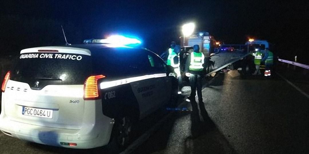 Agentes de la Guardia Civil trabajan en la carretera que une Úbeda y Jódar tras el accidente.