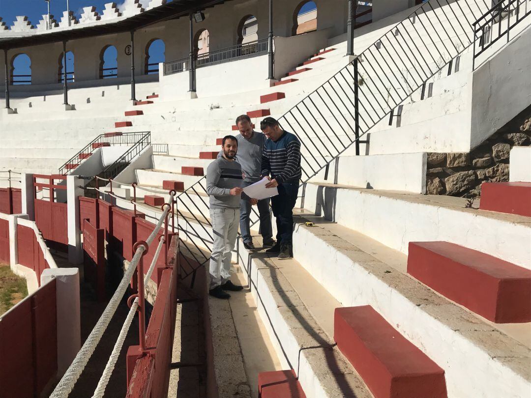 Visita del alcalde José Ramiro y el concejal de Urbanismo, Francesc Giner a la plaza de Toros, de Ondara.