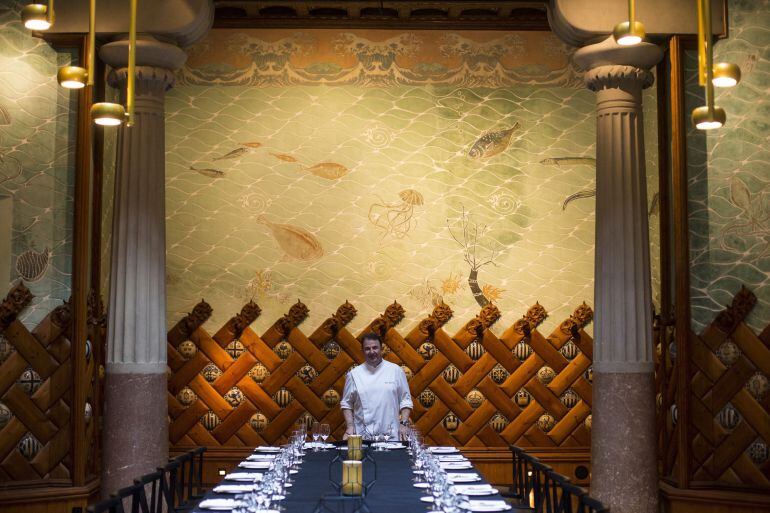 El cocinero Martín Berasategui posa durante la presentación hoy en Barcelona del nuevo menú degustación, &quot;Un viaje por el Modernismo&quot;.