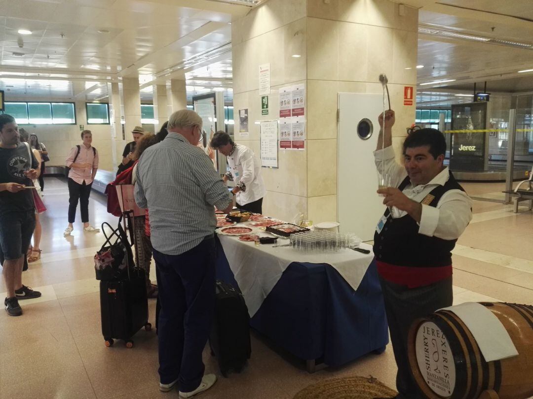 Los pasajeros fueron recibidos en la sala de recogida de equipajes por el director del aeropuerto, Iván Rodríguez.