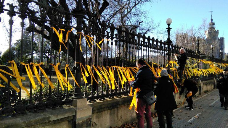 Simpatitzants independentistes lliguen llaços grocs a les portes del Parc de la Ciutadella