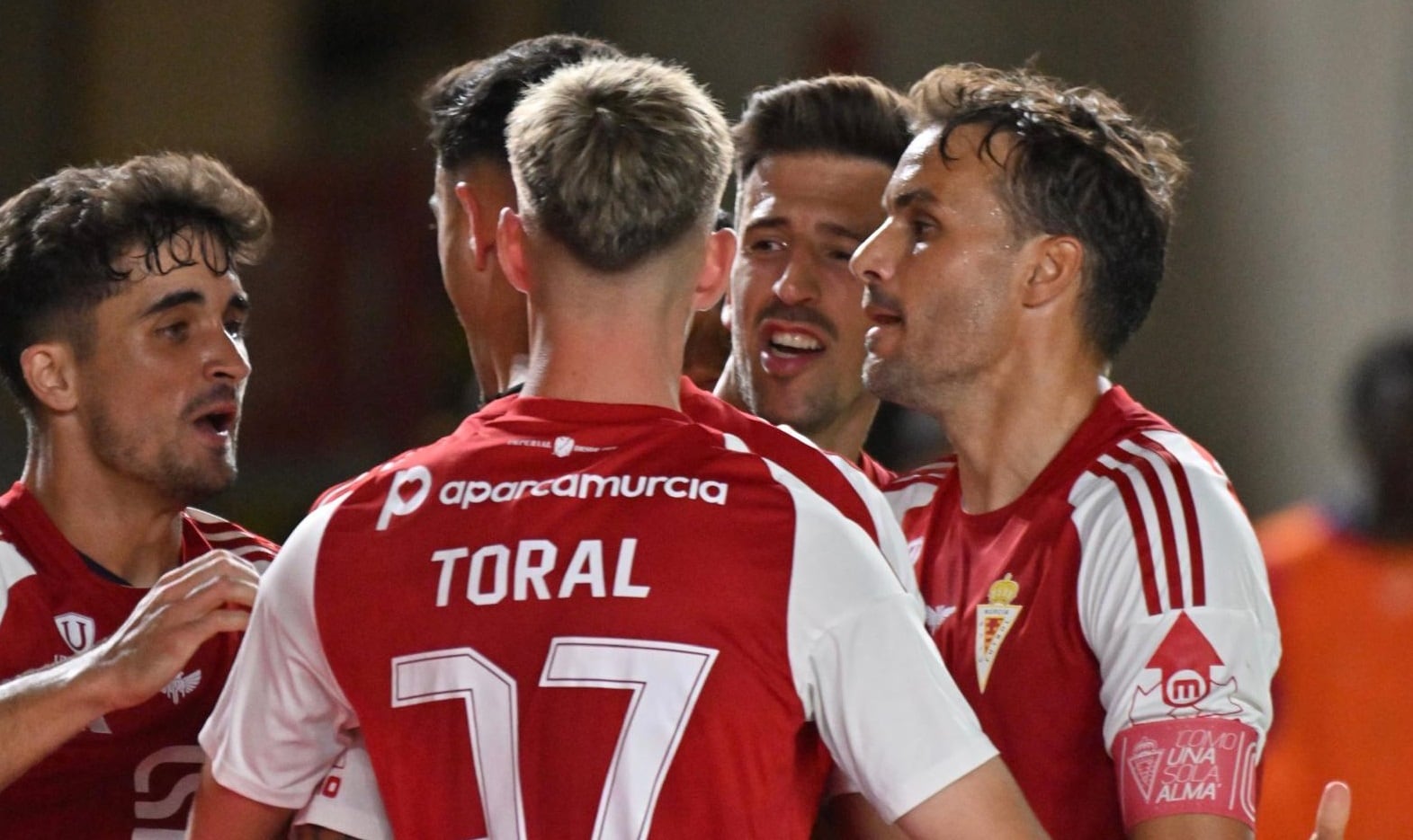 Los jugadores del Real Murcia celebran el gol de Cadorini