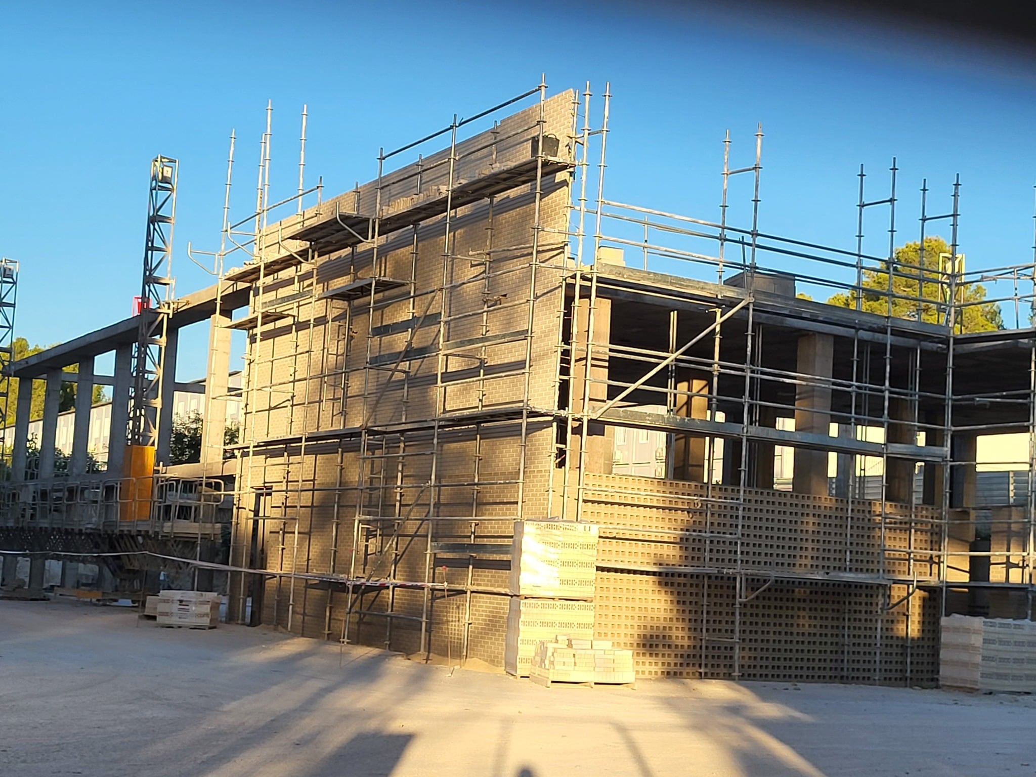 Vista del pabellón deportivo del IES L’Estació, el último edificio en construirse dentro del Pla Edificant, donde ya se trabaja en el envolvente y la cara vista antes de completar las instalaciones interiores