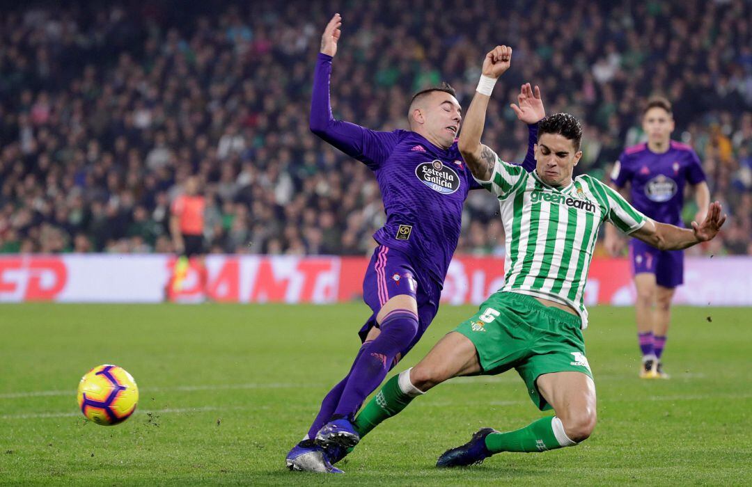 Bartra y Iago Aspas pugnan por un balón, en una acción del partido
