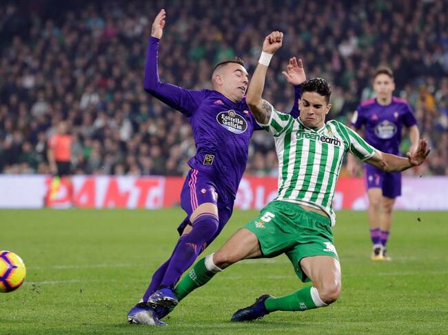 Bartra y Iago Aspas pugnan por un balón, en una acción del partido