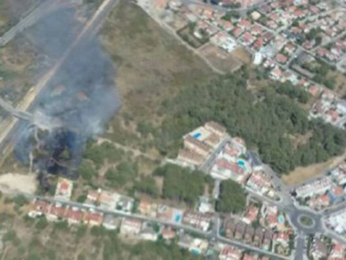 Una quinzena de dotacions dels Bombers treballen en un incendi a Torredembarra