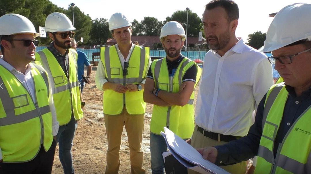 Carlos González con los técnicos de la obra del colegio Els Garrofers