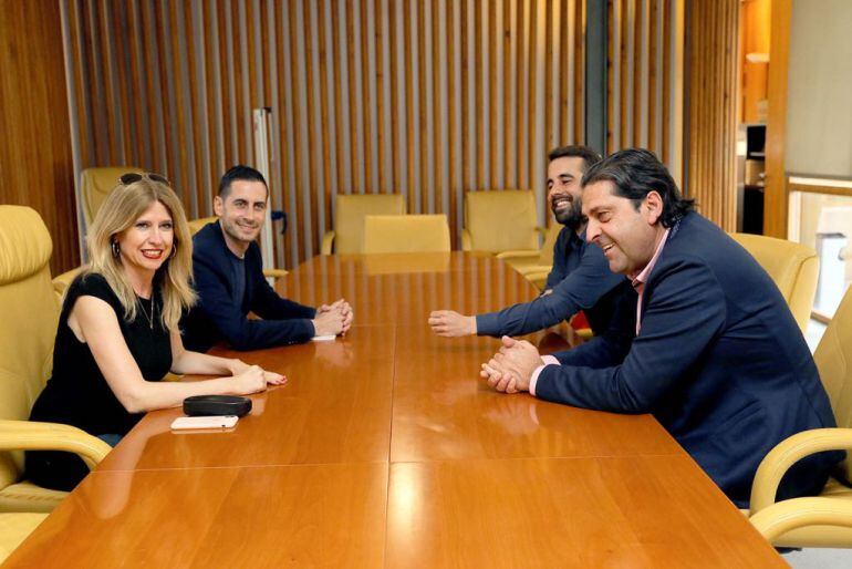 Imagen de la reunión entre los socialistas, con la candidata a la alcaldía, Eva Montesinos, a la cabeza, con el edil transfuga, Fernando Sepulcre (d)