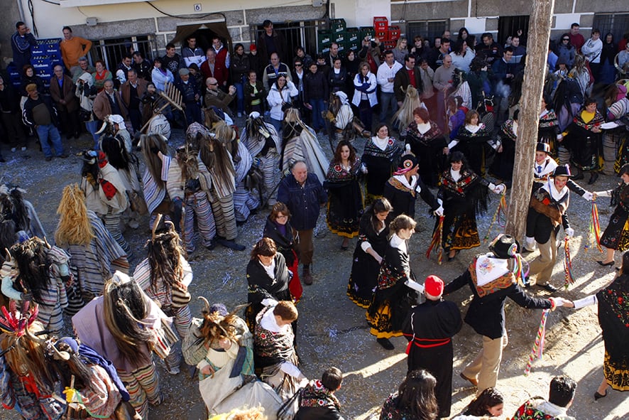 Los quintos y los cucurrumachos giran en torno al olmo que preside la Plaza Mayor