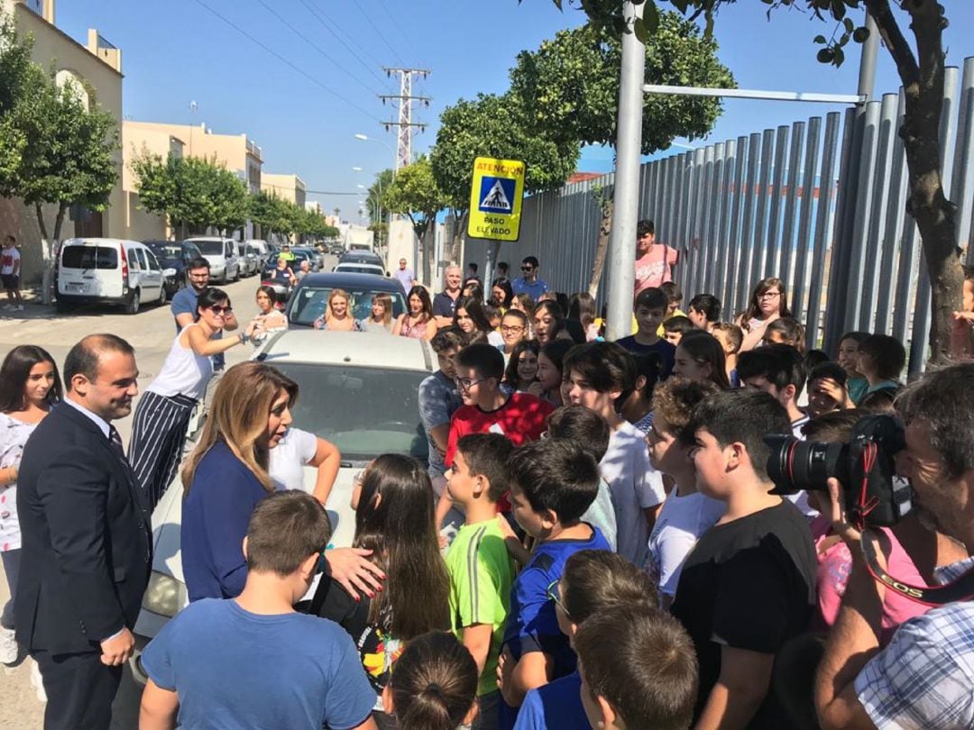 La presidenta de la Junta saluda a escolares que han esperado su llegada a las puertas del Ayuntamiento palmareño