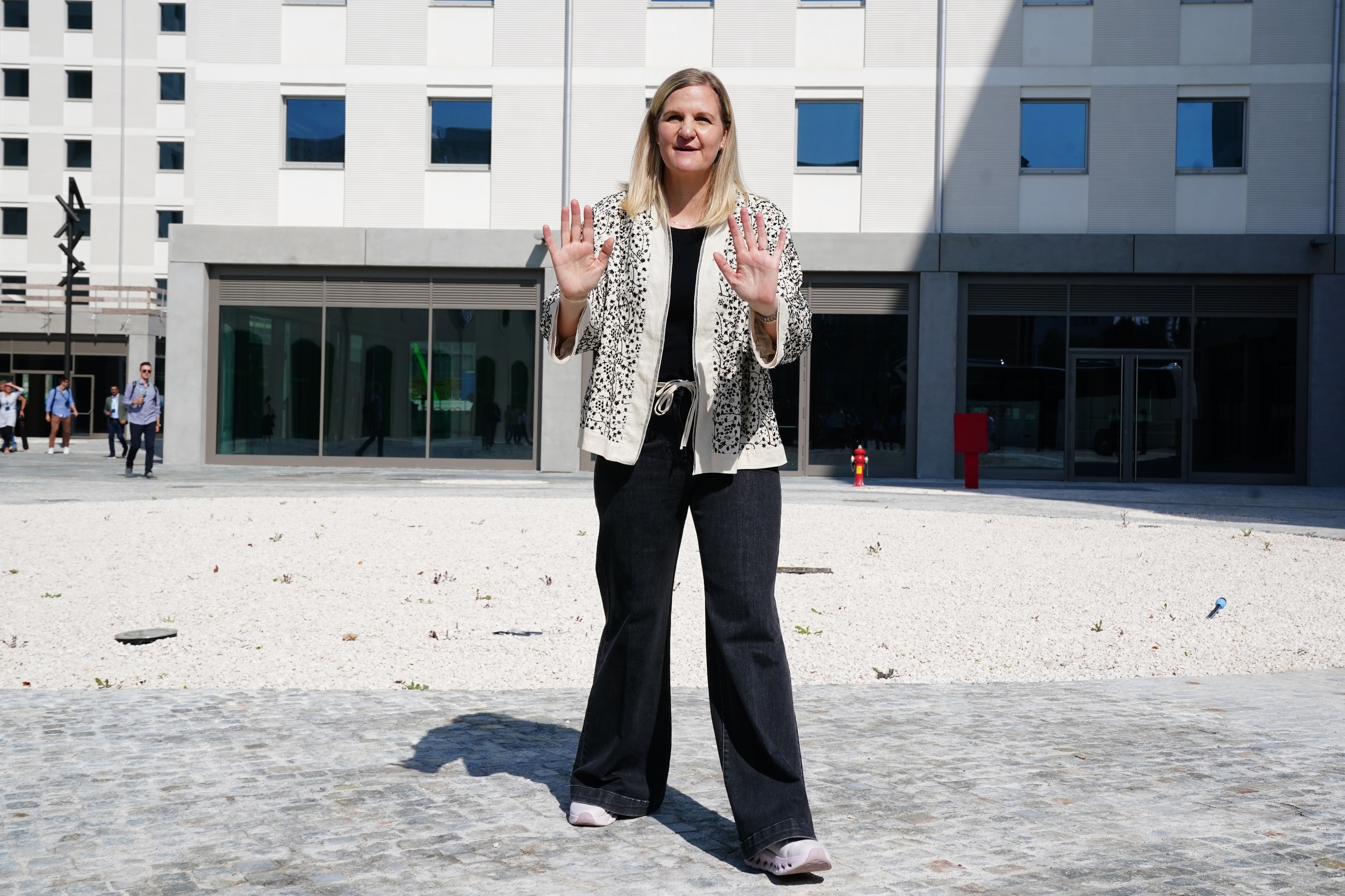 La presidenta del COI, Kirsty Coventry, de visita en la villa olímpica de Milan. (Pier Marco Tacca/Getty Images)