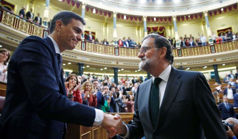 El presidente del Gobierno, Mariano Rajoy, felicita al recién investido presidente el socialista Pedro Sánchez, tras la segunda jornada de la moción de censura presentada por el PSOE