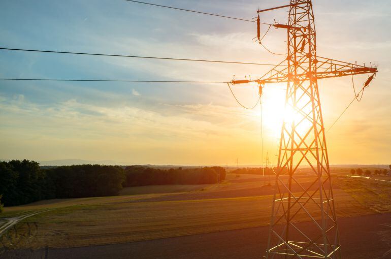 Vista aérea sobre un poste de electricidad