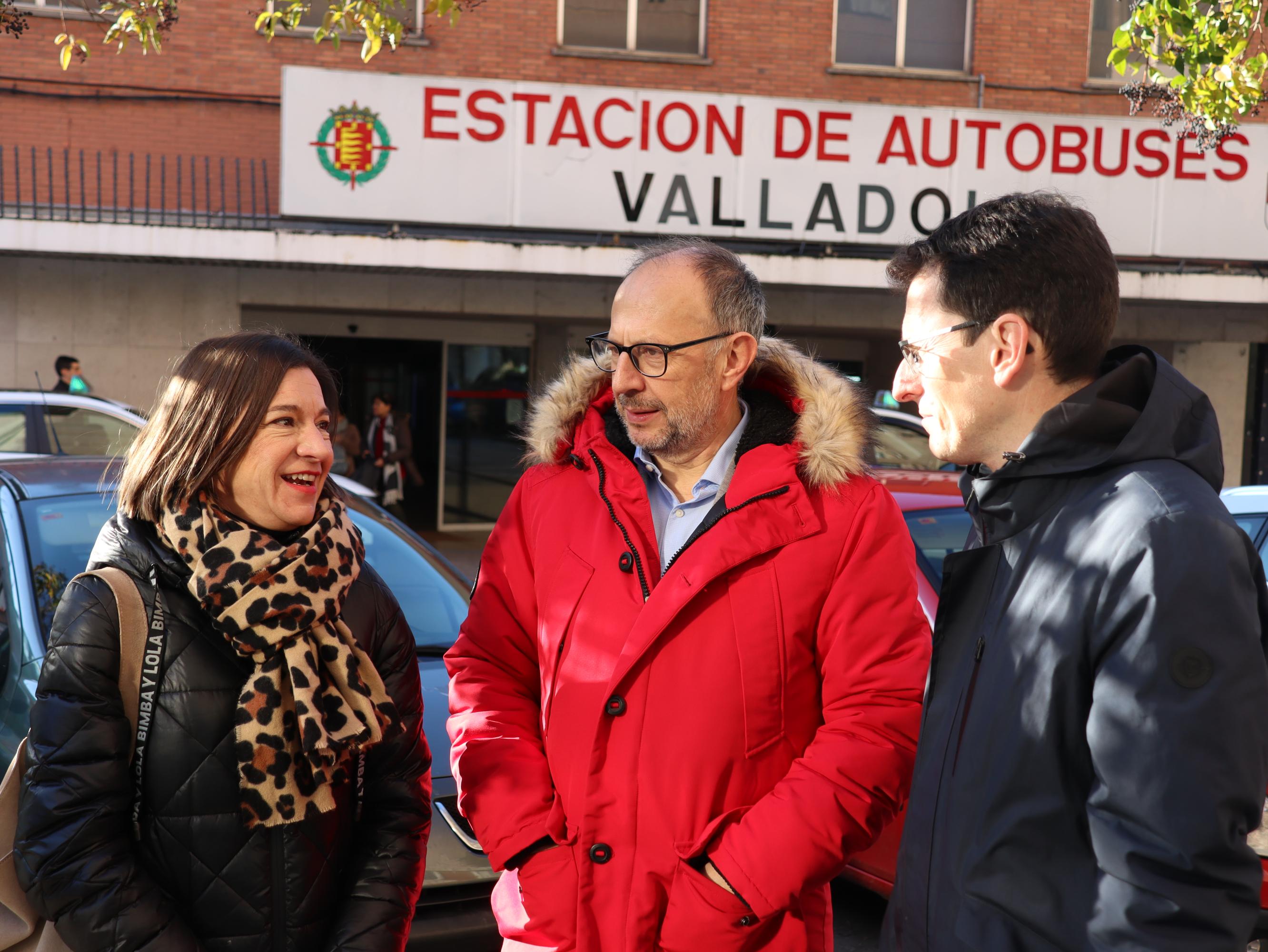 El portavoz del Grupo Municipal Socialista, Pedro Herrero, acompañado por la portavoz de Movilidad del Grupo Parlamentario Socialista en Cortes de Castilla y León, Laura Pelegrina Cortijo