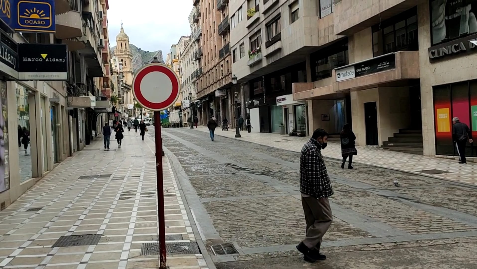 La calle Bernabé Soriano de Jaén capital, en un día con nubes y lluvia