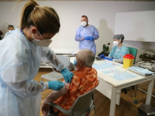 Lara Menéndez suministra la dosis de la vacuna a Pepita.