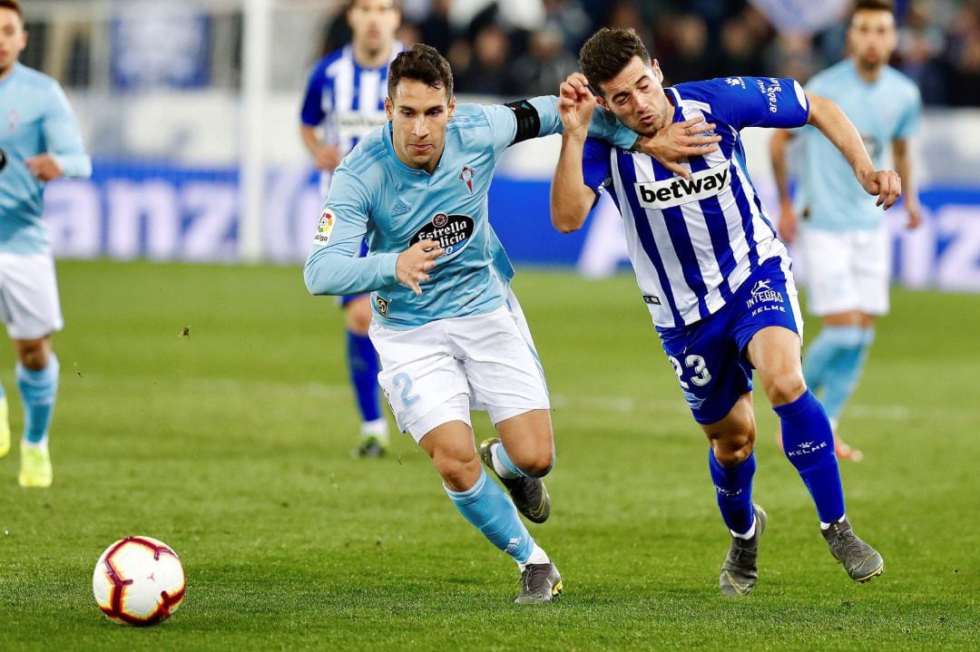 Jony disputa un balón con el capitán del Celta Hugo Mallo