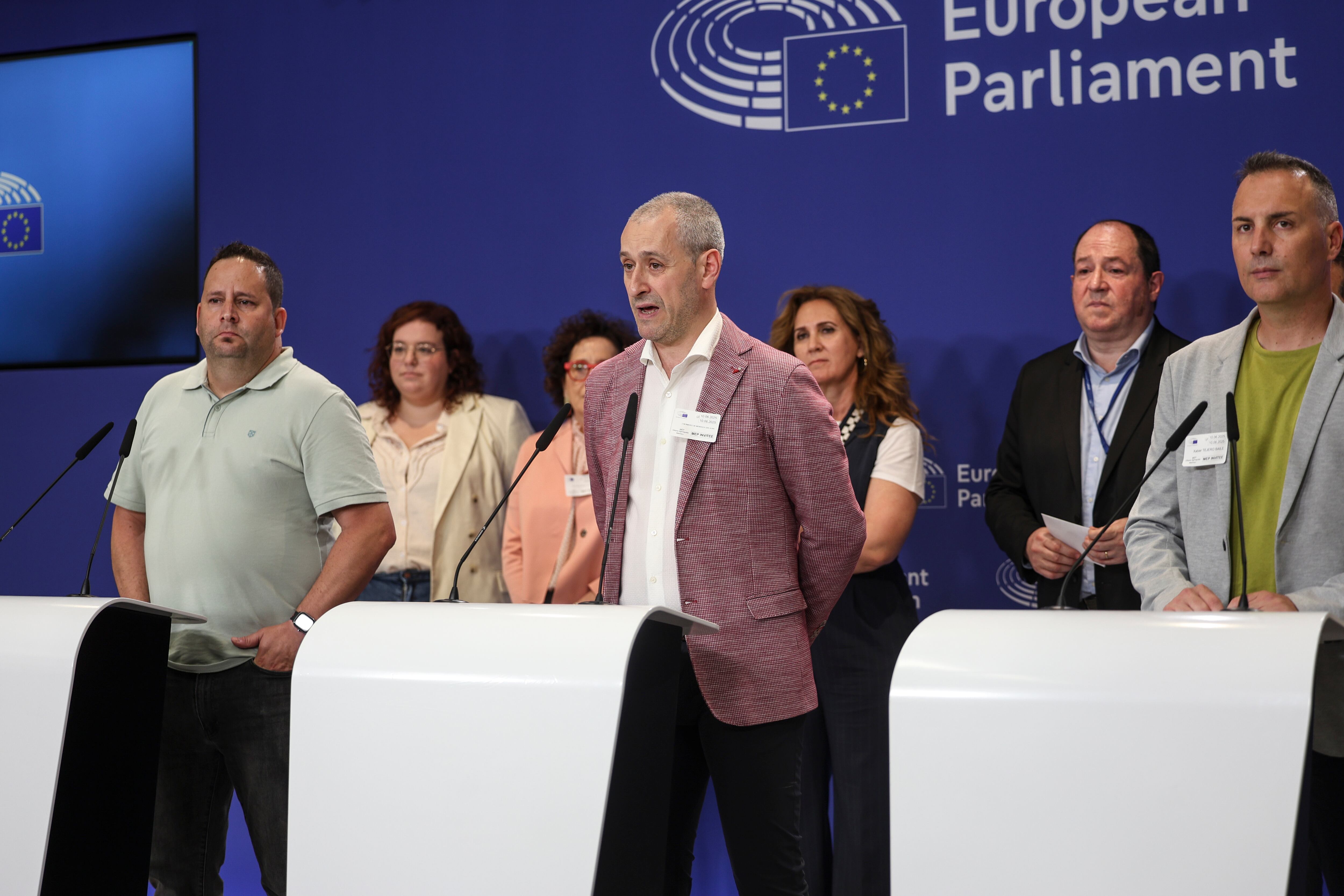 El presidente del Comité de Empresa de la planta en Esquiroz (Navarra) del grupo alemán BSH, fabricante de electrodomésticos, Juanjo Hermoso, junto a eurodiputados del PSOE, Sumar, Bildu y PNV, durante la rueda de prensa ofrecida este martes en Bruselas