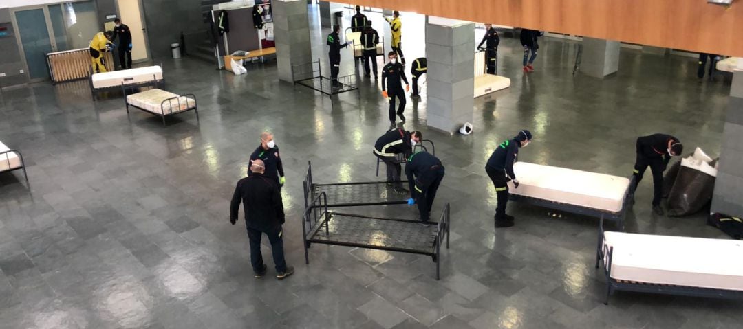 Voluntarios del SEPEI, ayudando en el montaje de camas en la Facultad de Medicina